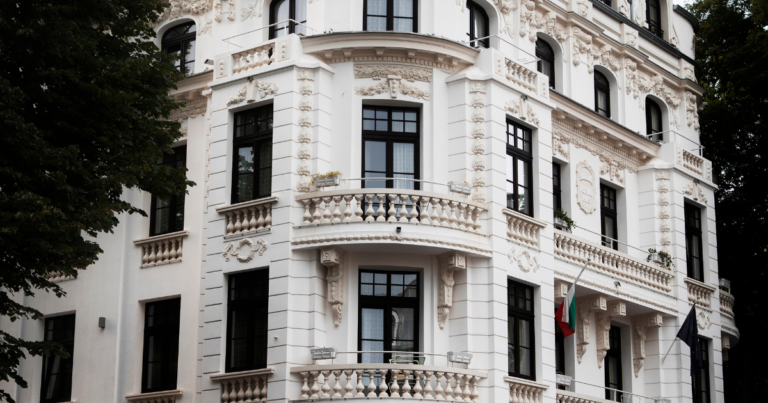 Façade d'un hôtel de luxe de style classique - Unsplash