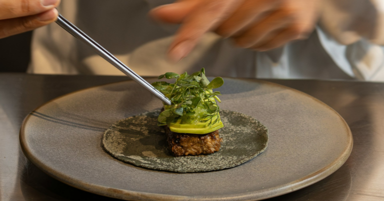 Dressage d'une assiette à la pince, fond sombre - Unsplash
