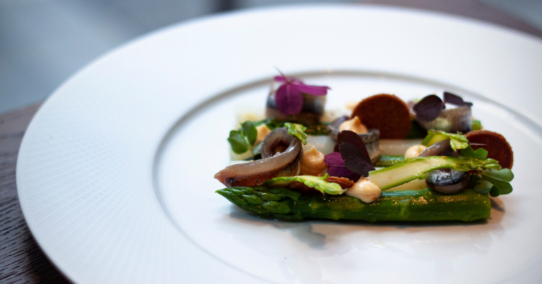 Assiette gastronomique avec asperges et herbes fraîches - Camille Borderie