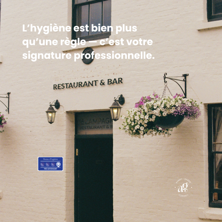Photographie d'une façade d'un restaurant - bar comportant une affiche de résultats sur Alim'confiance