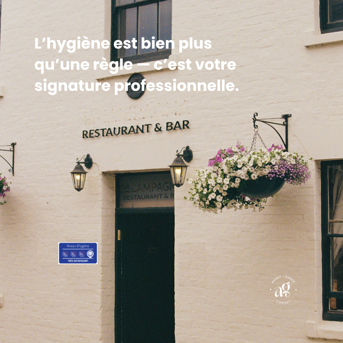 Photographie d'une façade d'un restaurant - bar comportant une affiche de résultats sur Alim'confiance