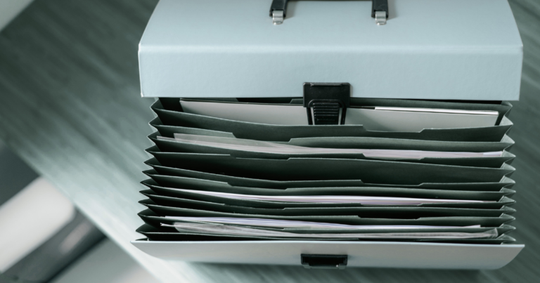 Mallette de dossiers suspendus, documents rangés - Unsplash