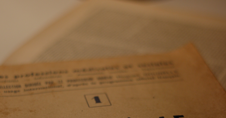 Gros plan sur la couverture d'un ouvrage ancien consacré à l'hygiène - Unsplash