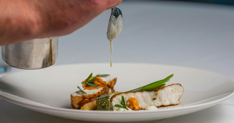 Assiette de poisson dressée, sauce ajoutée goutte à goutte - Unsplash