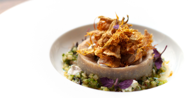 Assiette gastronomique dressée, oignons frits croustillants et herbes fraîches - Camille Borderie