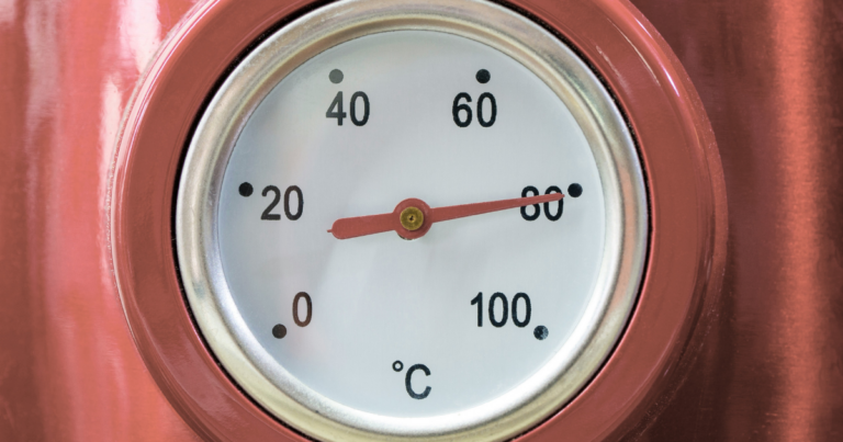 Thermomètre à cadran, aiguille indiquant une température proche de 80°C - Unsplash