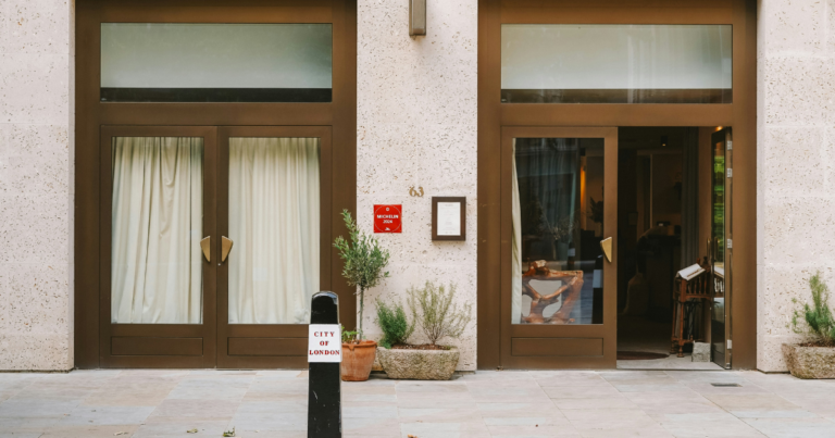 Façade d'un établissement avec porte et fenêtres en bois - Unsplash