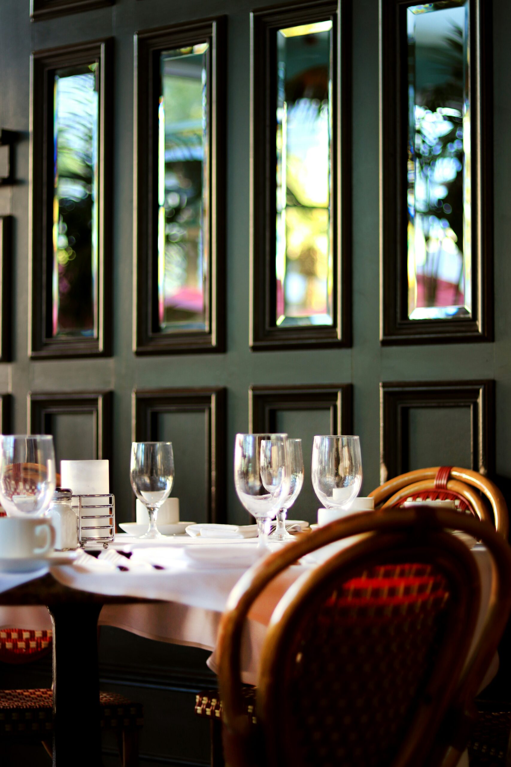 Les 3 scénario possibles de notation lors d'une inspection sanitaire. 
Photographie d'une salle de restaurant au mur vert. Unsplash