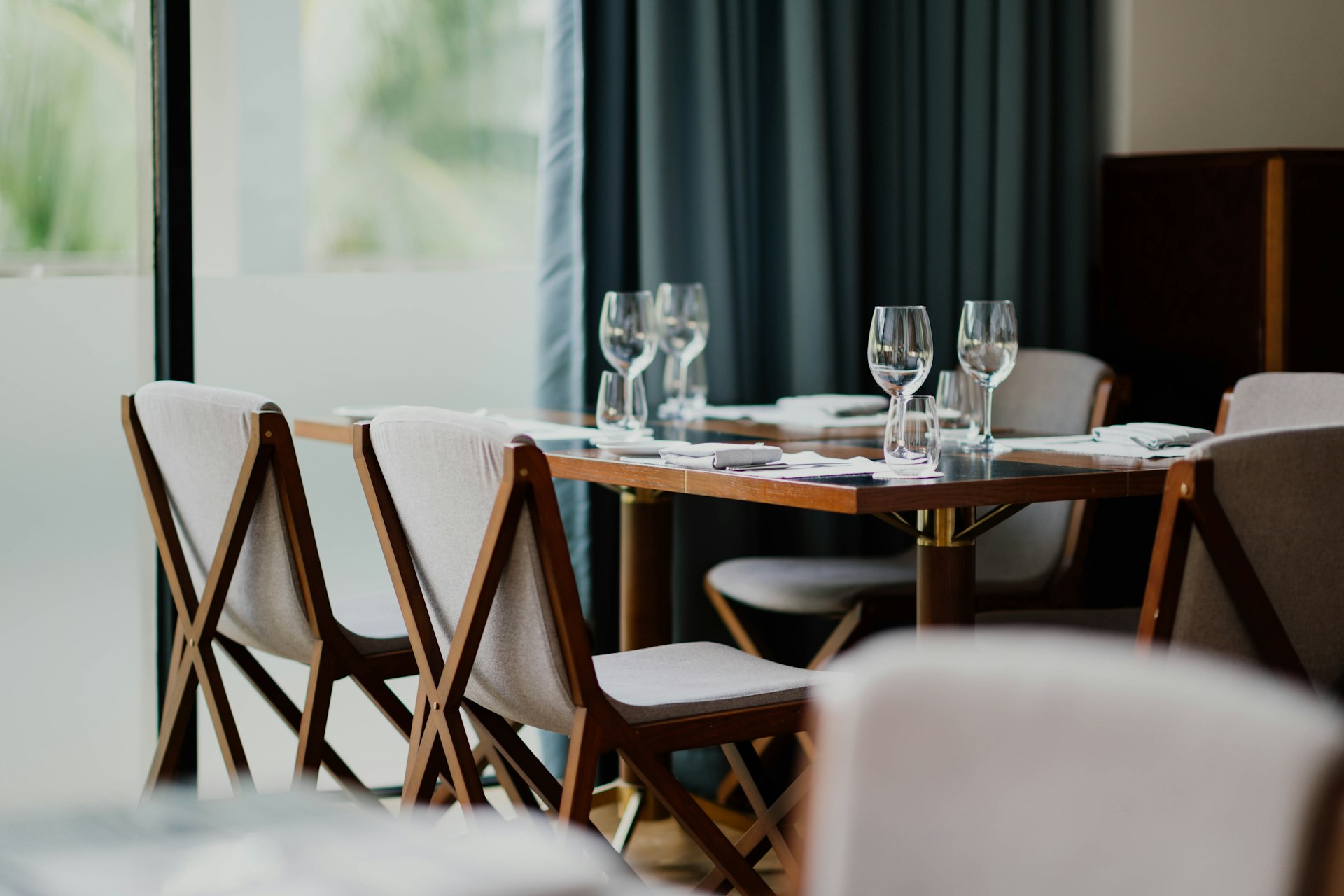 Salle de restaurant avec table dressée - photographie Unsplash - Les outils pour tracer les autocontrôles
